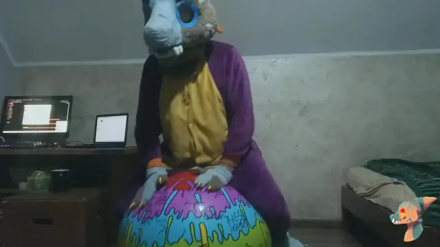 3-ryk Playing with an inflatable ball